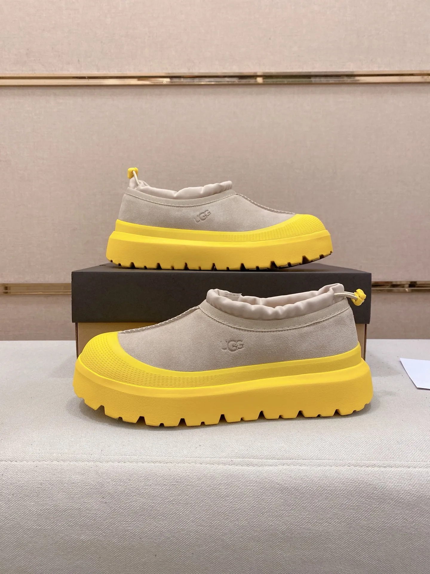 Factory price: 480💰Couple model💏 Same style as Wang Yibo, North American men's shoes Ugg ☃️In the special sale of new high-quality men's shoes snow boots in autumn and winter, the nemesis of extreme cold weather! Made of cowhide leather, merino wool lining, and original outsole, whether driving, outdoor or daily wear, there is always one that suits you! Male and female size: 35-46.